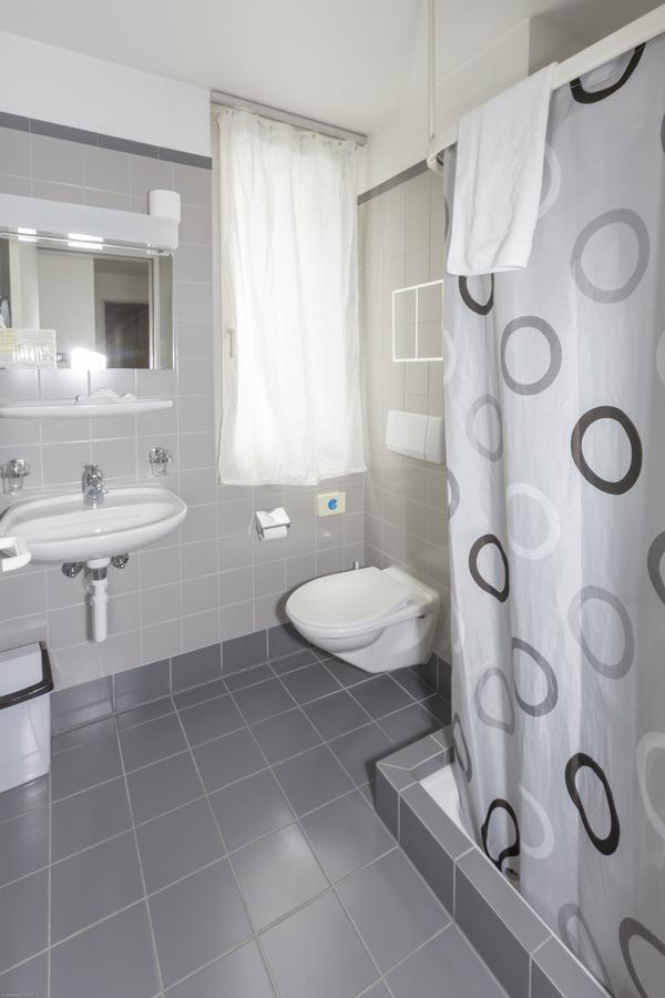 Hotel Rynach Reinach  エクステリア 写真